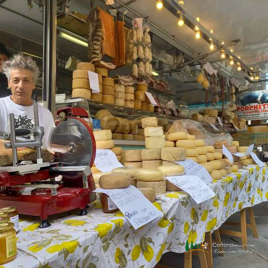 Market of Cortona - The King of the Cheese